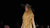 Busana Muslim Syari koleksi Yunia Syari di Indonesia Fashion Week (Foto: Dok. Yunia Syari)