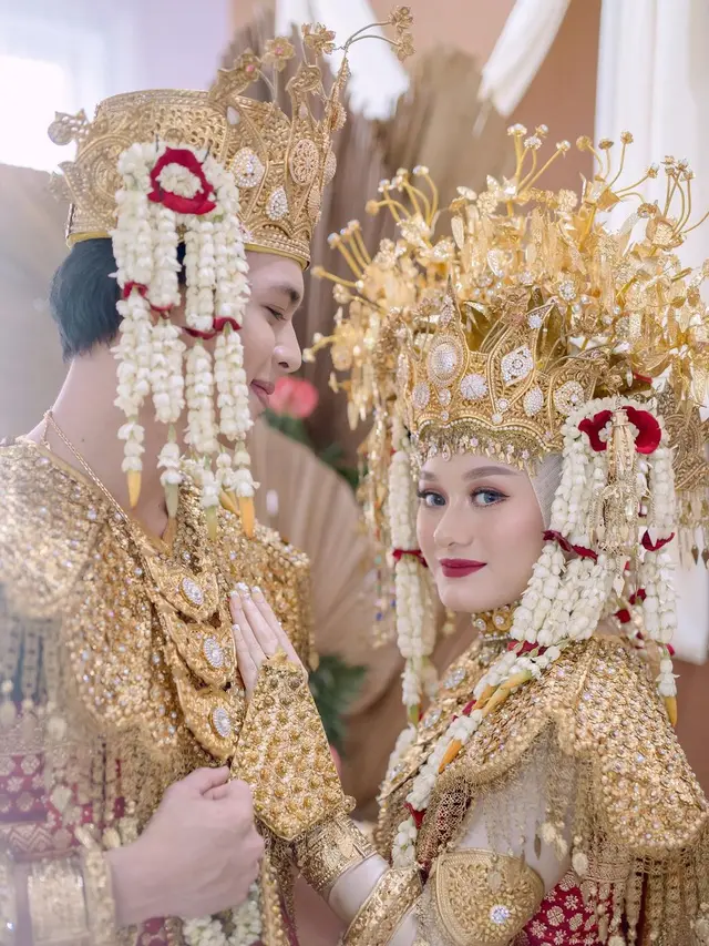 6 Gaya Pemotretan Dinda Hauw dan Rey Mbayang Pakai Baju Adat, Curi Perhatian