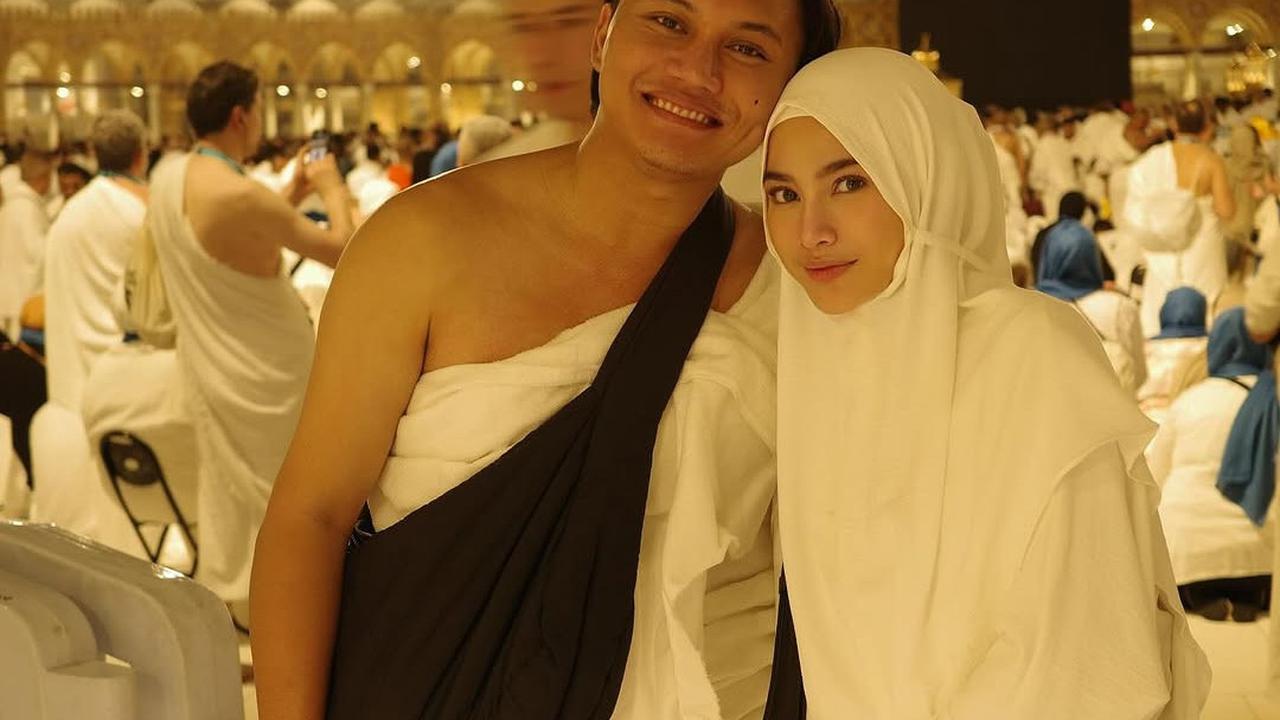 <p>Pesona Mahalini Kenakan Hijab saat Umrah. [@rizkyfbian]</p>