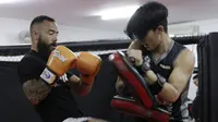 Petarung MMA, Anthony Engelen, memasang kuda-kuda saat latihan di Syena Martial Arts, Jakarta, Rabu (16/1). Latihan ini merupakan persiapan jelang laga One Championship pada Sabtu (19/1) mendatang di Istora Senayan. (Bola.com/M. Iqbal Ichsan)