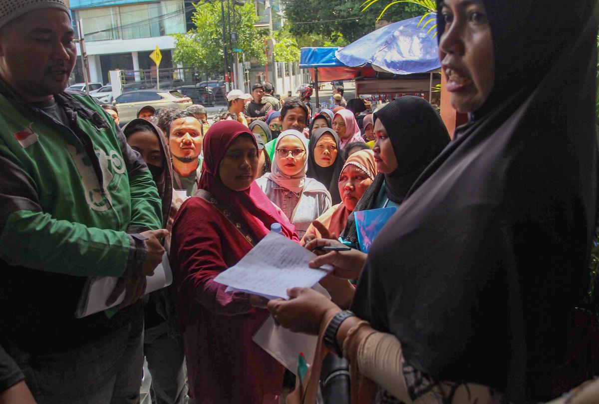 FOTO: Warga Antre Memadati Kantor Pos untuk Mengambil BLT Kesra 2025