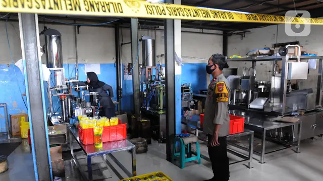 gudang pengemasan ulang minyak goreng disegel polisi