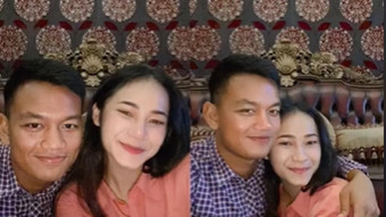 Namun usaha Lettu Christiant tak pernah luntur. Ia pun mengirimkan buket bunga dengan tulisan romantis.