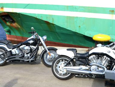 Sejumlah motor gede (moge) sitaan KPK dari Bupati Hulu Sungai Tengah (HST) nonaktif Abdul Latif tiba di Pelabuhan Tanjung Priok, Jakarta, Senin (19/3). KPK membawa aset sitaan ini untuk kepentingan pembuktian perkara. (Liputan6.com/Angga Yuniar)