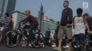 Warga beraktivitas saat Car Free Day di Jalan MH Thamrin, Jakarta, Minggu (16/6/2019). Pemprov DKI Jakarta kembali memberlakukan HBKB atau car free day di Jalan MH Thamrin dan Jalan Jenderal Sudirman pascalibur lebaran setiap hari Minggu mulai pukul 06.00 - 11.00 WIB. (Liputan6.com/Angga Yuniar)