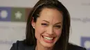 “Anak-anak sangat tertekan dan Angelina berusaha melakukan apapun demi membuat mereka tersenyum,” ujar sumber. “Pertama yang dilakukan Jolie adalah menunjukan cinta pada mereka,” lanjut sumber. (AFP/Bintang.com)