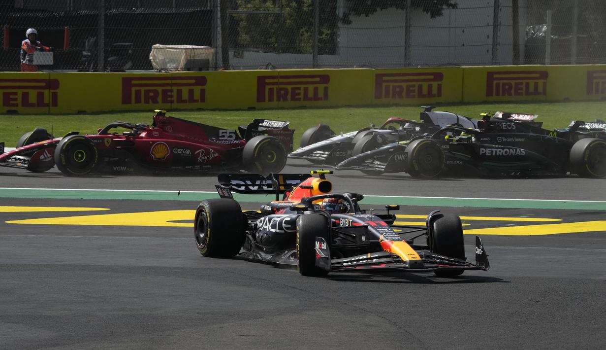 Mobil pembalap Red Bull, Sergio Perez keluar dari lintasan saat balapan Formula 1 GP Meksiko 2023 yang berlangsung di Sirkuit Hermanos Rodriguez, Meksiko, Minggu (30/10/2023) dini hari WIB. (AP Photo/Fernando Llano)