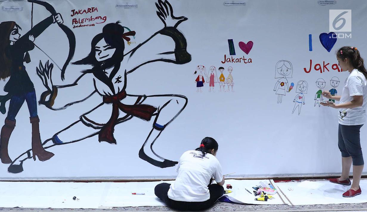 Penyandang disabilitas melukis mural di kanvas sepanjang 20 meter di Balai Kota DKI Jakarta, Kamis (11/10). Kegiatan tersebut diadakan sebagai sarana untuk para penyandang disabilitas berkarya. (Liputan6.com/Immanuel Antonius)