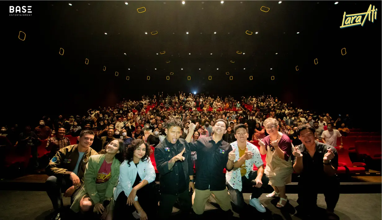 Sesi pemutaran khusus Lara Ati digelar di Jakarta, Selasa (6/9/2022). Dalam kesempatan itu Bayu Skak menyebut, musik memegang peran penting dalam menghidupkan kisah Lara Ati. Film ini diperkuat tiga original soundtrack yang ditulis Bayu Skak. Ketiganya yakni “Iki Uripku (Ini hidupku),” “Jebule Ngapusi (Ternyata Dusta),” dan “Swara Ati (Suara Hati).” Selain itu ada lagu “Musuh Wong Sugih (Lawan Orang Kaya)” karya Alvan Septy dan “Kartonyono Medot Janji” dari Denny Caknan. (Foto: Dok. BASE Entertainment)