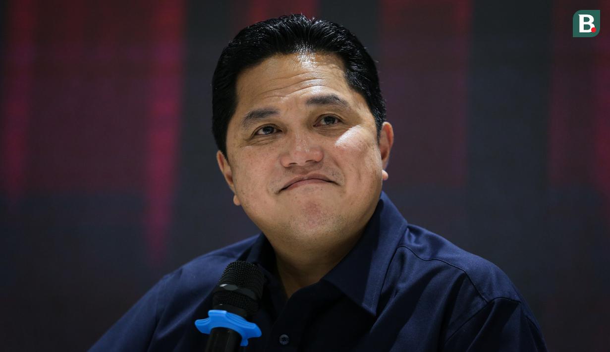 <p>Ketua Umum PSSI, Erick Thohir memberikan keterangan kepada wartawan saat konferensi pers perihal pembentukan Satgas PSSI yang berlangsung di GBK Arena, Senayan, Jakarta, Jumat (28/04/2023). (Bola.com/Bagaskara Lazuardi)</p>