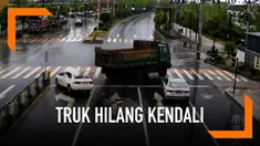 Truk tergelincir dan menabrak sebuah mobil yang sedang menunggu lampu lalu lintas di persimpangan jalan. Sebanyak 4 orang penumpang di dalam mobil selamat.