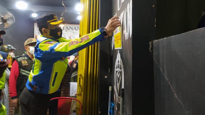 Satgas Covid-19 Garut Segel 6 Kafe dan Tempat Cukur Bandel Saat PPKM Darurat - Vimarsana News