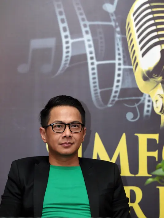 Dalam konser tersebut, Delon juga akan berkolaborasi dengan paduan suara  dari Adiswara Gadjah Mada. Tidak hanya penyanyi dari tiga generasi, tapi juga para dihibur oleh para pejabat. Seperti Menteri dan Gubernur. (Deki Prayoga/Bintang.com)