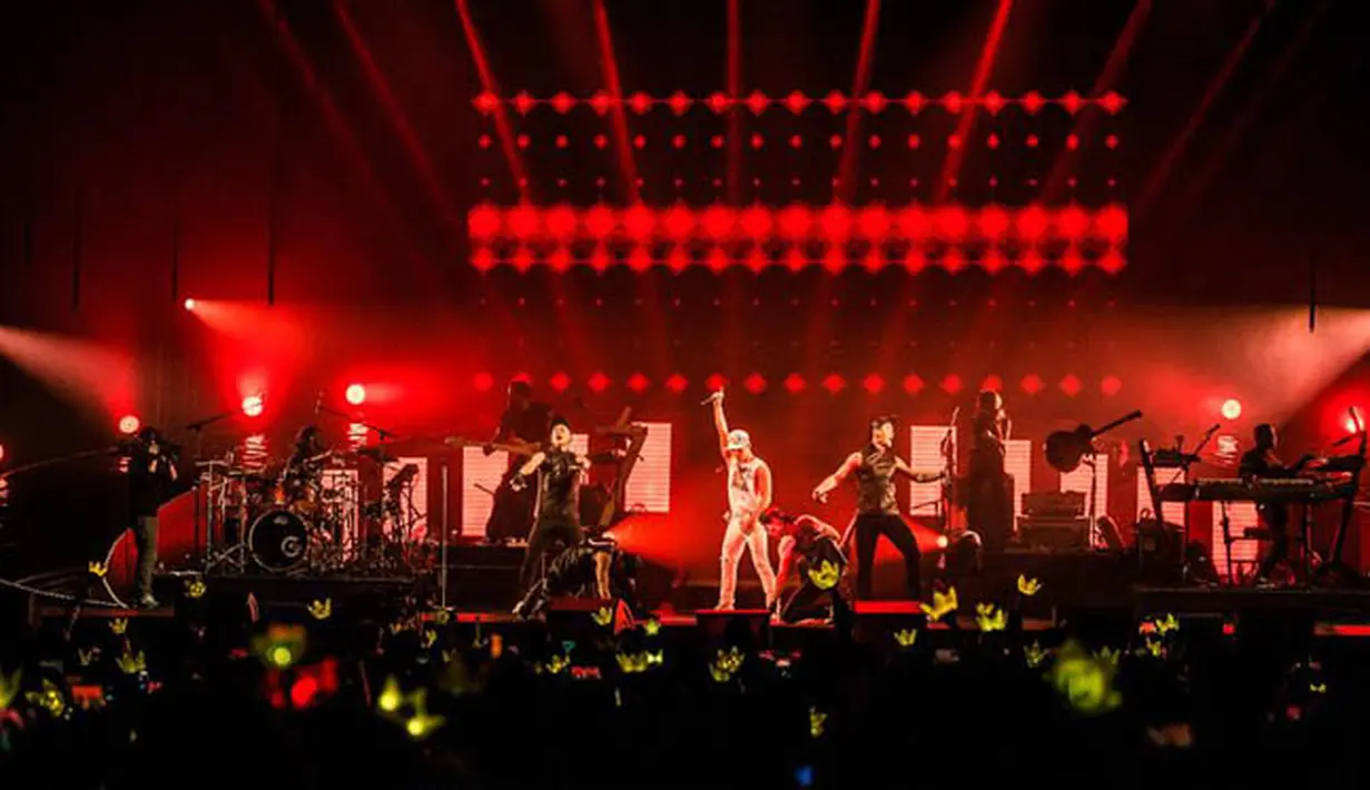Taeyang memanaskan arena dengan lagu ternama miliknya, termasuk Ringga Lingga yang menempati posisi teratas di tangga lagu ternama Korea Selatan selama beberapa waktu. (YG Entertainment)