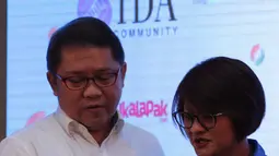 Ceo PT XL Axiata Dian Siswarini (kanan) menjelaskan tentang aplikasi DigiBiz kepada Menkominfo Rudiantara saat peluncuran Aplikasi Digibiz di Jakarta, Selasa (02/12). (Liputan6.com/Angga Yuniar)