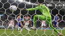 <p>Pemain Jepang,&nbsp;Daizen Maeda mencetak gol ke gawang Kroasia saat laga 16 besar Piala Dunia 2022 yang berlangsung di Al Janoub Stadium, Senin (05/12/2022). (AP/Thanassis Stavrakis)</p>