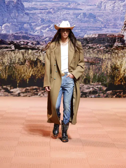 Mantel selimut dan rompi dihiasi dengan monogram koboi, piyama dibuat dari renda koboi, dan jaket wol dimunculkan bernuansa koboi. [Foto: Document/Louis Vuitton]