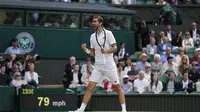 Marin Cilic rayakan kemenangan atas Sam Querrey pada semifinal Wimbledon, Jumat (14/7/2017). Cilic menang 6-7(6), 6-4, 7-6(3), 7-5. (AFP/Adrian Dennis)