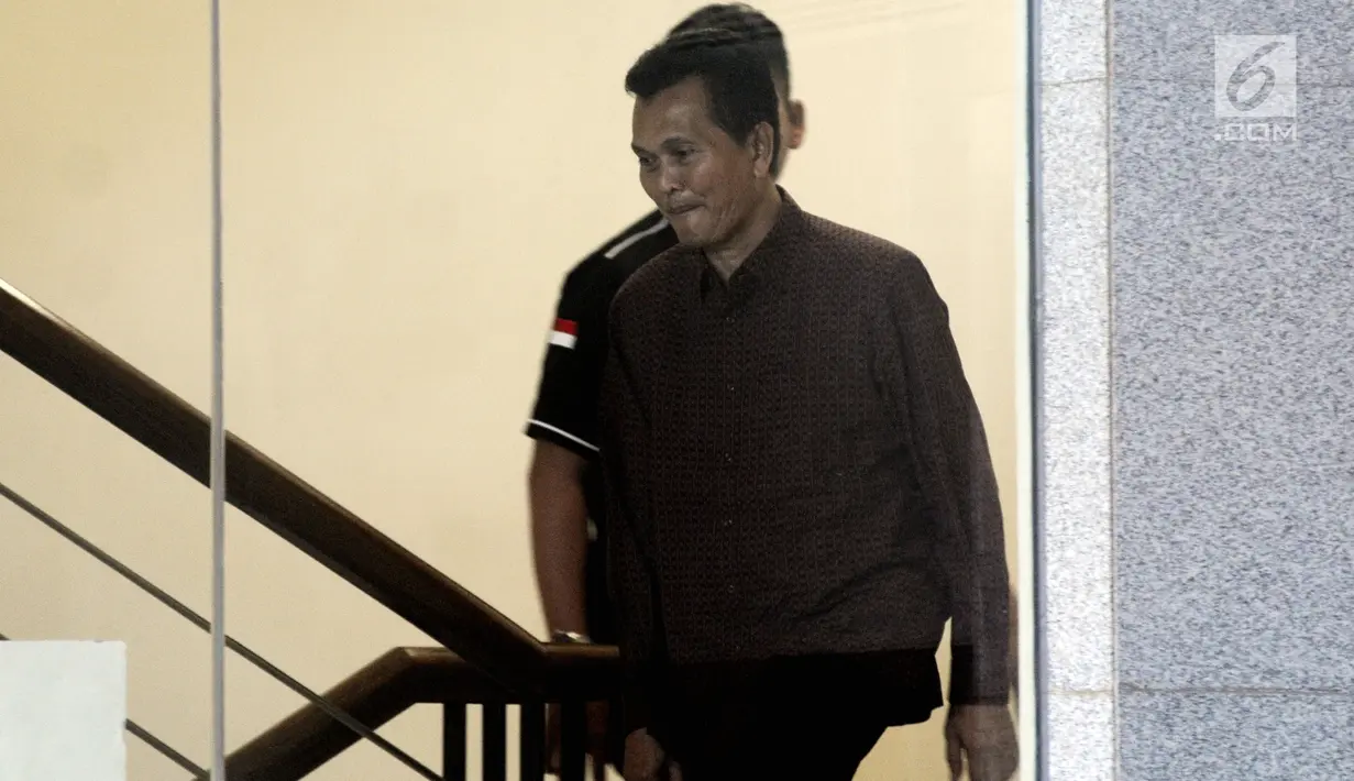 Mantan anggota DPRD Sumatera Utara, Musdalifah yang ditangkap penyidik menuju ruang pemeriksaan di Gedung KPK, Jakarta, Senin (27/8). Musdalifah merupakan tersangka penerimaan suap dari mantan Gubernur Sumut Gatot Pujo Nugroho. (Merdeka.com/Dwi Narwoko)
