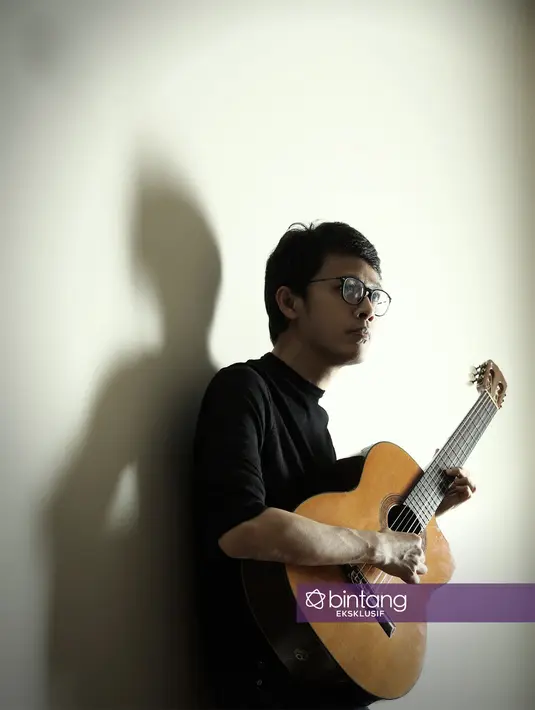 "Pengennya serius semua ya, karena kan genrenya beda-beda. Cuman kadang ada kesibukan yang berbeda, jadi agak sulit menyesuaikan." Ujar pemilik nama Tohpati Ario Hutomo dikediamannya saat berbicang dengan Bintang.com. (Bambang E. Ros/Bintang.com)