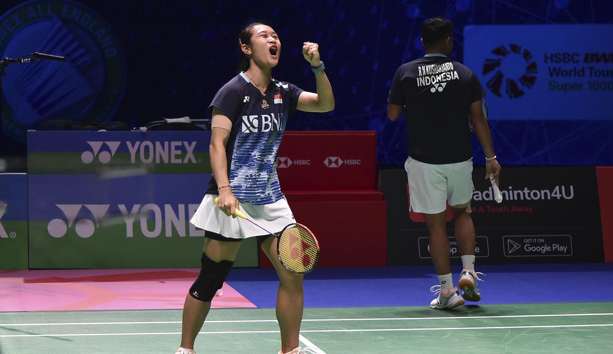 Selebrasi ganda Campuran Indonesia, Rehan Naufal Kusharjanto/Lisa Ayu Kusumawati usai mendapatkan poin saat menghadapi pasangan China, Zheng Si Wei/Huang Ya Qiong pada laga semifinal All England 2023 di Utilita Arena, Birmingham, Inggris, Sabtu (18/3/2023) malam WIB. Rehan/Lisa kalah rubber game 17-21, 21-13 dan 13-21. (AP Photo/Rui Vieira)
