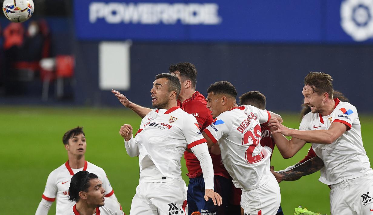 Bek Sevilla, Diego Carlos (kedua dari kanan) melompat melepaskan sundulan yang berbuah gol pertama timnya ke gawang Osasuna dalam laga lanjutan Liga Spanyol 2020/21 pekan ke-24 di El Sadar Stadium, Plampona, Senin (22/2/2021). Sevilla menang 2-0 atas Osasuna. (AFP/Ander Gillenea)