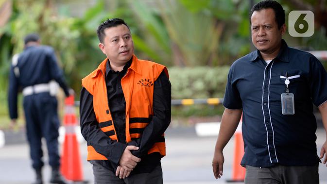 Saeful Bahri, staf Sekjen PDIP Hasto Kristiyanto, (kiri) tiba untuk menjalani pemeriksaan lanjutan di Gedung KPK, Jakarta, Selasa (18/2/2020). Saeful Bahri diperiksa sebagai tersangka kasus dugaan penerimaan hadiah terkait penetapan anggota DPR tahun2019-2024. (merdeka.com/Dwi Narwoko)