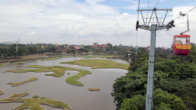 Taman Mini Indonesia Indah Pasang Tempat Charge HP dari Energi Matahari