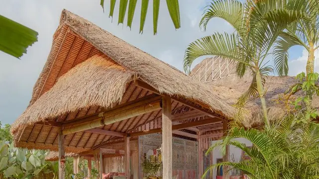 Rumah dengan atap jerami (Foto: Pinterest)