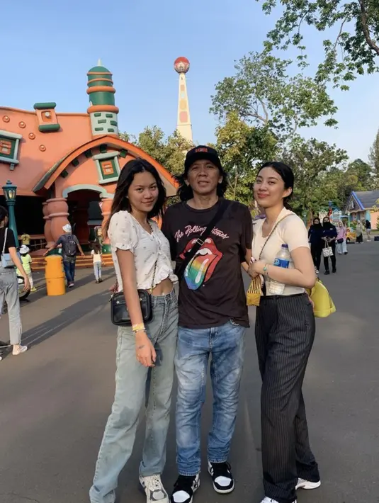 Keduanya terlihat mengadopsi gaya Y2K, dengan paduan crop top, celana baggy, dan sneakers. [Foto: Instagram/ Mezzaluna]