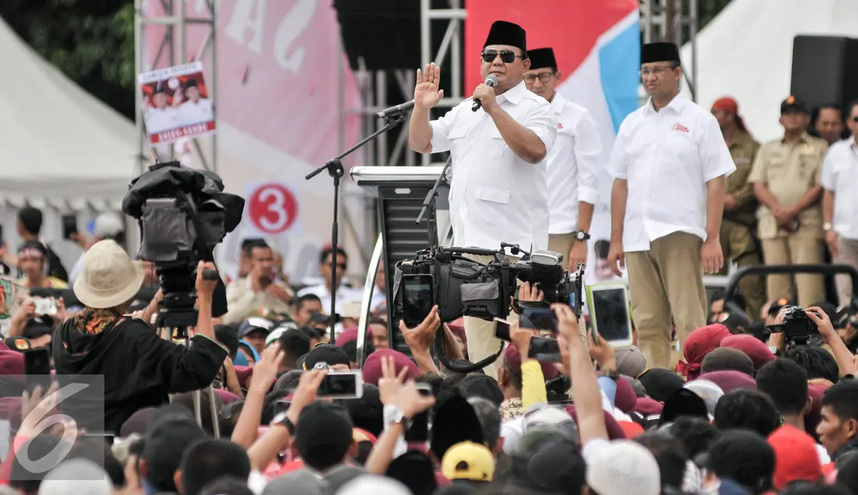 Prabowo Subianto memberikan sambutan dalam kampanye akbar Cagub Anies-Sandi di Lapangan Banteng, Jakarta, Minggu (5/2). Prabowo mengingatkan kader dan simpatisan Anies-Sandi untuk selalu mewaspadai kecurangan di Pilkada. (Liputan6.com/Yoppy Renato)