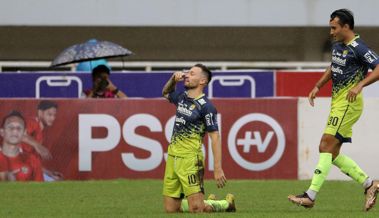 Selebrasi pemain Persib Bandung, Marc Klok (kiri), setelah menjebol gawang Dewa United dalam pertandingan pekan ke-31 BRI Liga 1 2022/2023 yang berlangsung di stadion Pakansari, Cibinong, Senin (20/3/2023). (Bola.com/Ikhwan Yanuar)