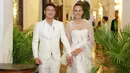 Sikap tertutup Nadine Chandrawinata dan Dimas Anggara selama menjalin kisah asmara berubah saat resmi jadi pasangan suami istri. Hal itu terlihat saat konferensi pers pasca resepsi di Marina Batavia, Jakarta Utara. (Adrian Putra/Bintang.com)