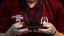 Seorang peserta kategoir mobile berkompetisi dalam seleksi nasional atau Indonesia National Qualifier FIFAe World Cup 2024 yang berlangsung di Point Arena, Jakarta Selatan, Sabtu (02/11/2024). (Bola.com/Bagaskara Lazuardi)