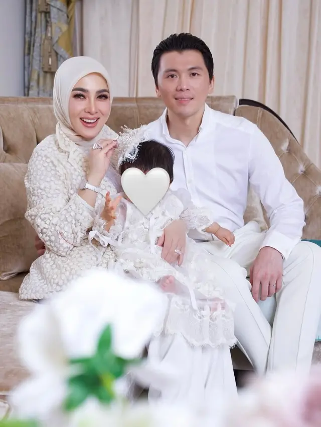 Lama Tak ke Indonesia, Gaya Kompak Keluarga Syahrini dan Reino Barack Saat Mudik Perdana Bareng Princess R