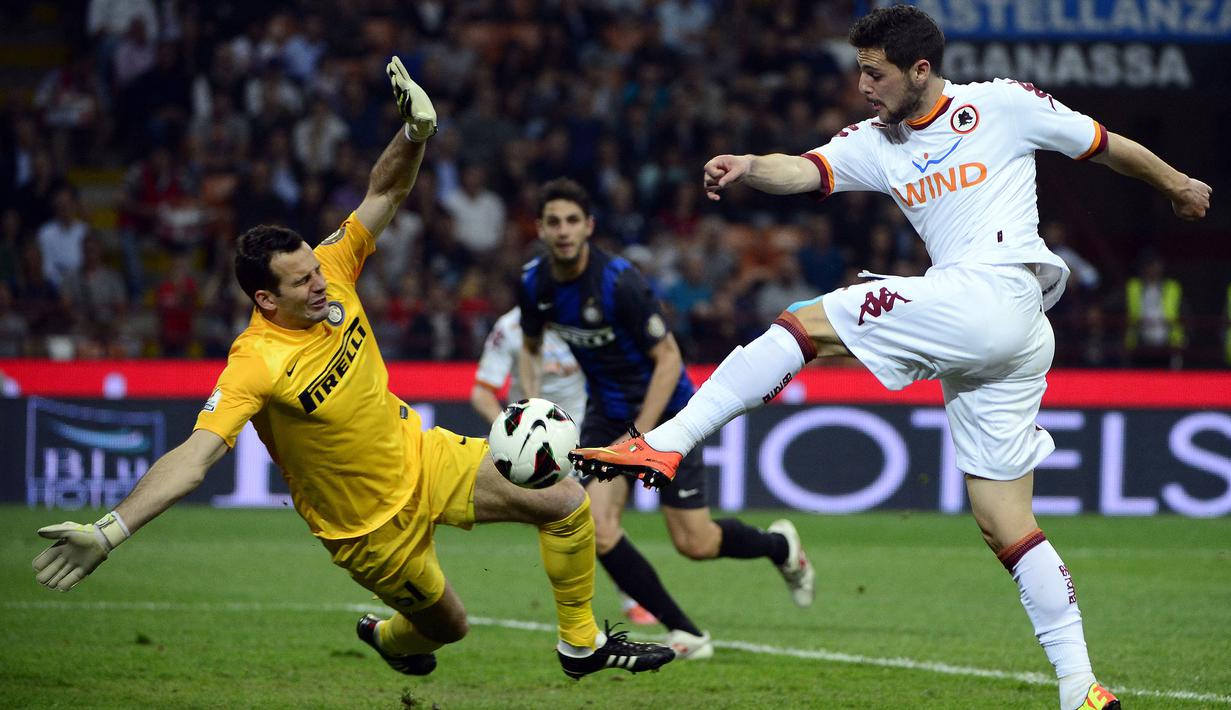 Kiper Inter Milan, Samir Handanovic (kiri) berusaha menghalau bola tendangan pemain AS Roma, Mattia Destro pada laga semifinal Coppa Italia di Giuseppe Meaza, Milan, 17 April 2013 . (AFP/Olivier Morin)