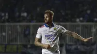 Striker Persib Bandung, Kevin Kippersluis, berkomunikasi dengan rekan timnya saat melawan Tira Persikabo pada laga Shopee Liga 1 di Stadion Pakansari, Bogor, Sabtu (14/9). Tira Persikabo bermain imbang 1-1 atas Persib Bandung. (Bola.com/Yoppy Renato)