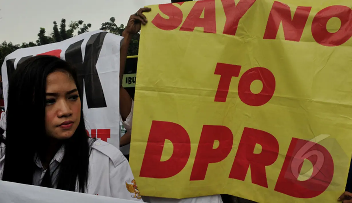 Seorang wanita pendukung Gubernur Ahok saat aksi di depan Balai Kota, Jakarta, Senin (2/3/2015).Sebuah poster bertuliskan Say No To DPRD ikut dibawa pada aksi tersebut (Liputan6.com/Johan Tallo)