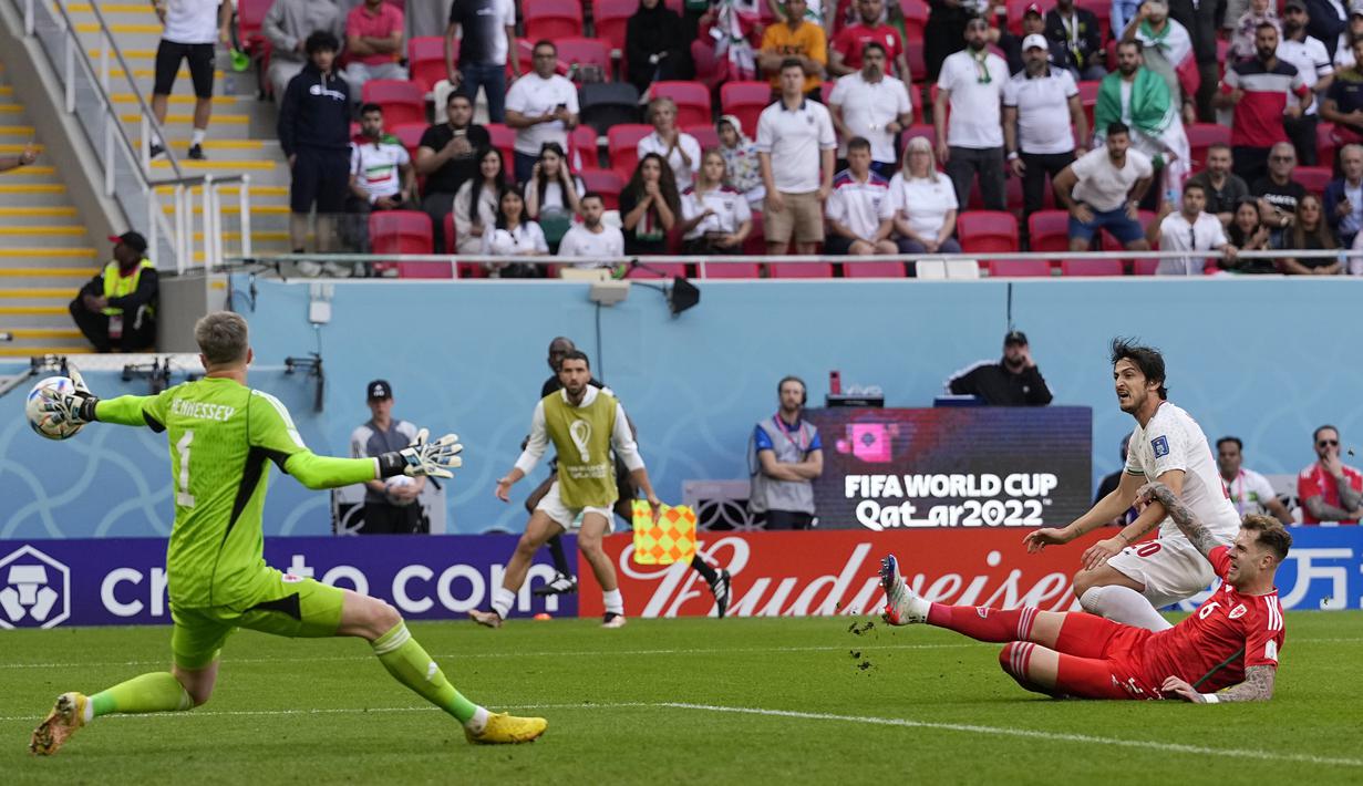 Iran beberapa kali mendapatkan peluang emas melalui tembakan Sardar Azmoun (kanan atas) yang dijuluki "Messinya Iran". Namun sayang penjaga gawang Wales juga tampil baik dalam pertandingan ini. (AP Photo/Pavel Golovkin)