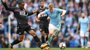 Gelandang Crystal Palace, Jason Puncheon (kiri) berusaha merebut bola dari gelandang Manchester City Kevin De Bruyne pada lanjutan Liga Primer Inggris di Stadion Etihad, Inggris, (23/9). City menang telak 5-0 atas Crystal Palace. (AFP Photo/Oli Scarff)