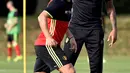 Mantan penyerang Timnas Prancis, Thierry Henry melihat gelandang Eden Hazard membawa bola saat sesi latihan di Neerpede, Belgia (29/8). Henry 39 tahun sebelumnya bekerja sebagai pelatih timi U-18 Arsenal. (REUTERS/Eric Vidal)