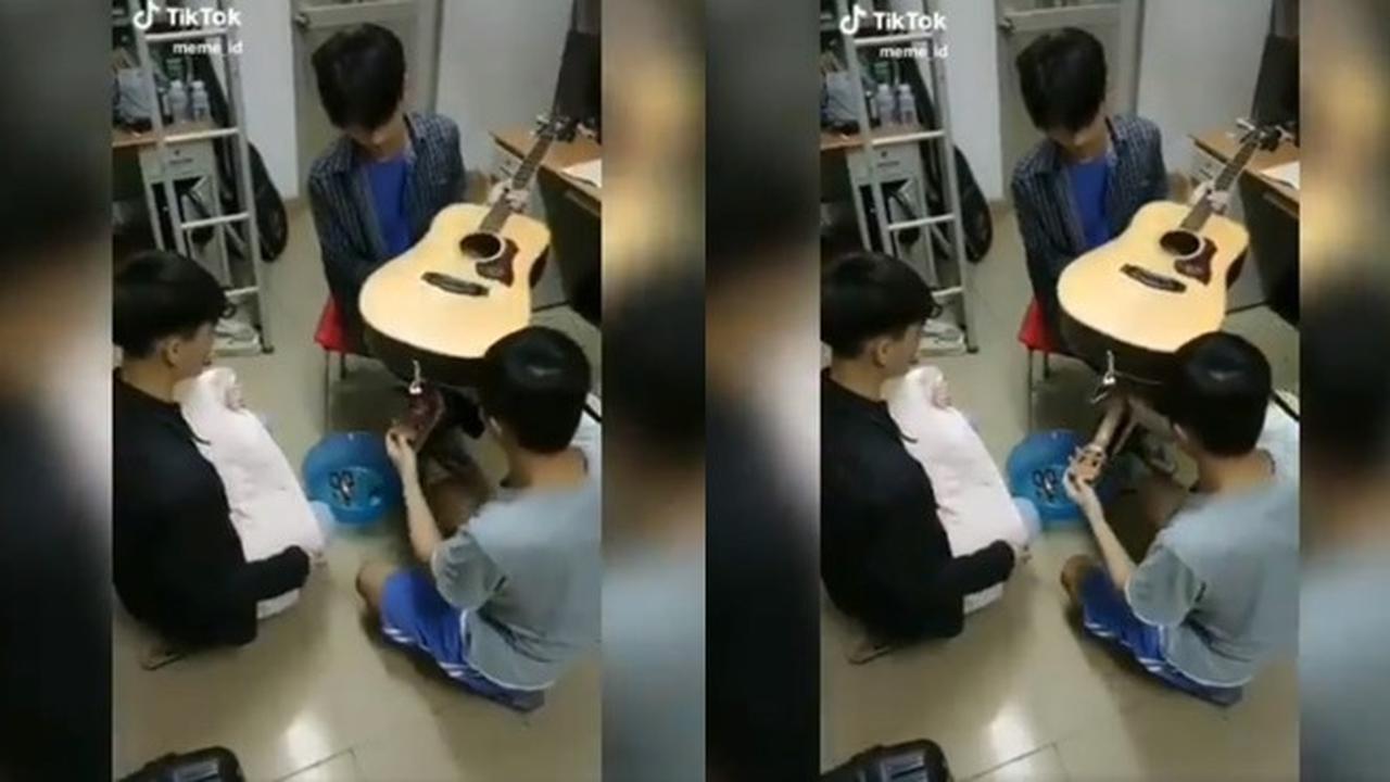 Aksi Tiga Bocah yang "Lahirkan Gitar" Ini Bikin Emosi Terbakar
