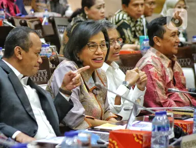 Menteri Keuangan Sri Mulyani (tengah) dan Menteri Investasi/Kepala Badan Koordinasi Penanaman Modal (BKPM) Bahlil Lahadalia (tengah kiri) saat menghadiri Rapat Kerja (Raker) di Gedung Parleman, Jakarta, Kamis (8/12/2022). Raker membahas Rancangan Undang-Undang tentang Pengembangan dan Penguatan Sektor Keuangan (RUU PPSK). (Liputan6.com/Angga Yuniar)