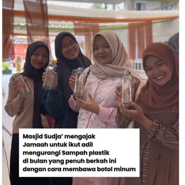 Masjid di Sleman Bagikan Takjil dengan Piring dan Mangkuk untuk Kurangi Sampah.  foto: (dok.Instagram @masjidsudja da @pkugamping