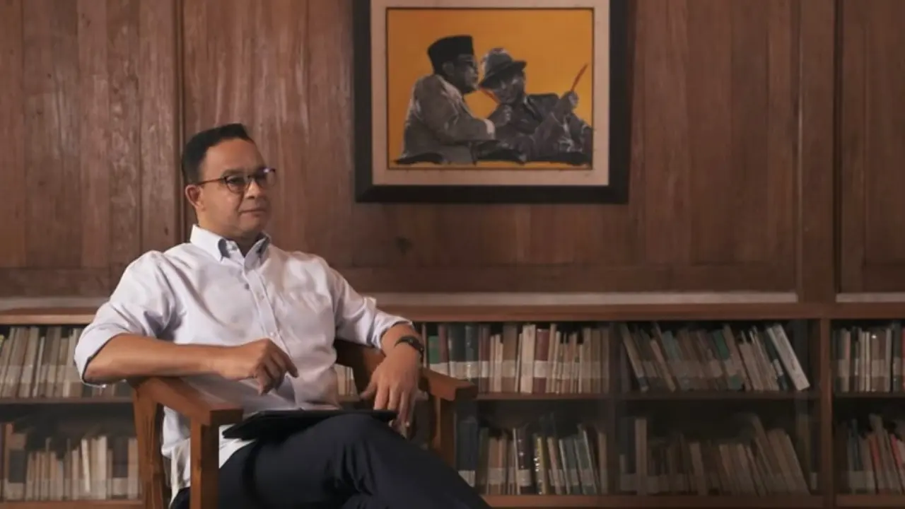 Anies Baswedan di rumah joglo dengan banyak tumpukan buku