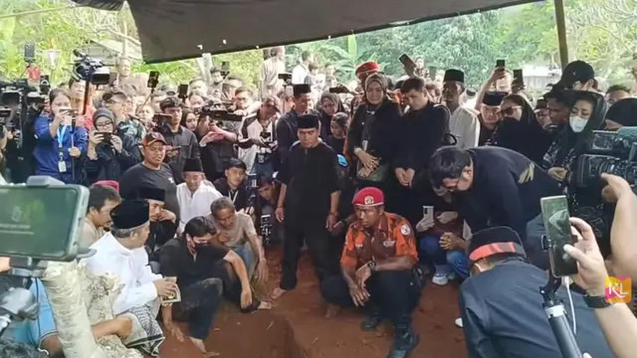 10 Potret Suasana Pemakaman Mpok Alpa, Diiringi Tangis Keluarga dan Sahabat