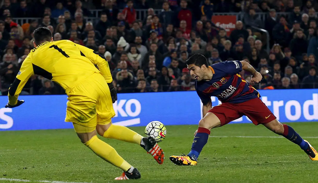 Striker Barcelona, Luis Suarez, berupaya mengecoh kiper Sevilla, Sergio Rico. Kekalahan ini membuat Sevilla tertahan di peringkat kelima klasemen La Liga. (Reuters/Albert Gea)
