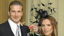 Pada tahun 2003, David Beckham mendapat penghargaan dan gelar OBE (Officer of the Order of the British Empire) dari pihak Kerajaan Inggris yang diserahkan langsug oleh Ratu Elizabeth II dalam sebuah upacara di Buckingham Palace, London. (AFP/Pool/Fiona Hanson)