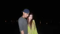 Huang Zitao dan Xu Yiyang Unggah Foto Bareng Anak di Pantai