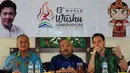Sekjen PB WI, Iwan Kwok (kanan) memberikan keterangan terkait pelaksanaan Kejuaraan Dunia Wushu ke-XIII di Jakarta, Kamis (5/11/2015). Panitia pelaksana berharap ajang ini meraih sukses penyelenggaraan maupun prestasi. (Liputan6.com/Helmi Fithriansyah)